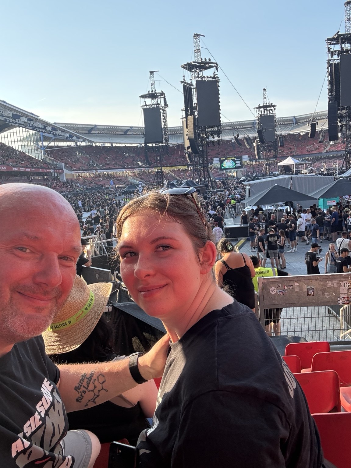 Stefan mit seiner Partnerin bei einem Konzert