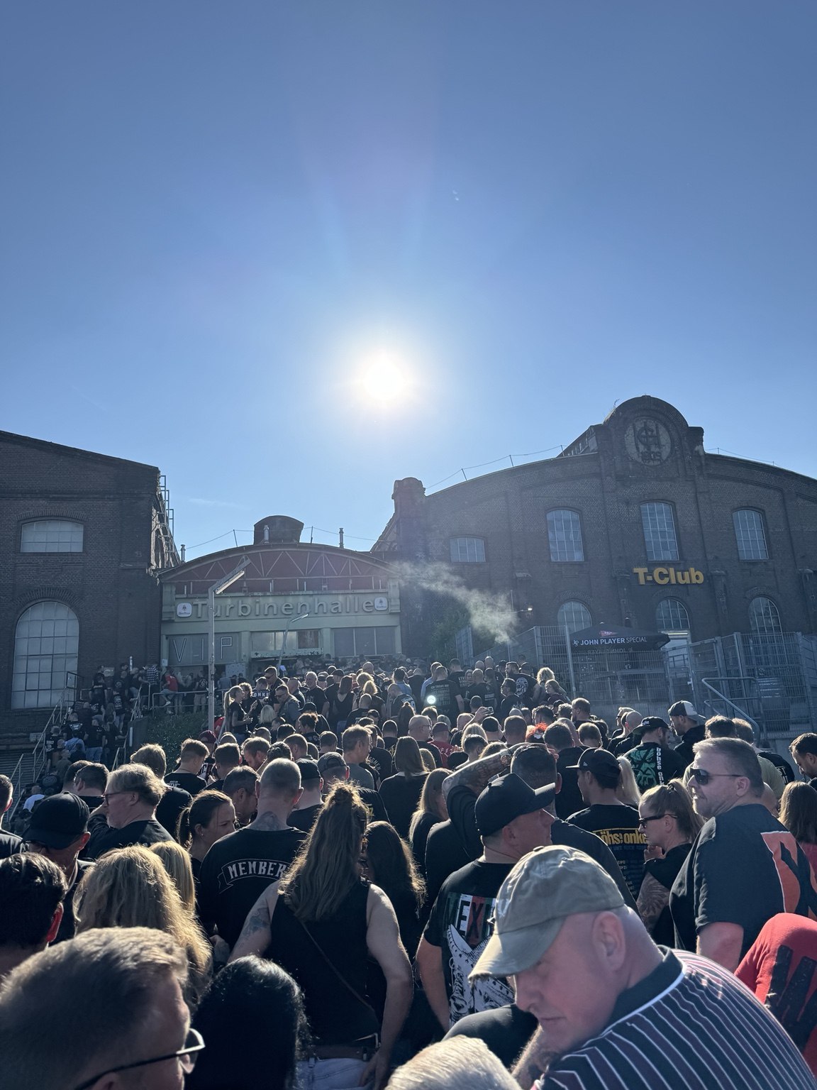 Besucher vor der Turbinenhalle bei einem Konzert