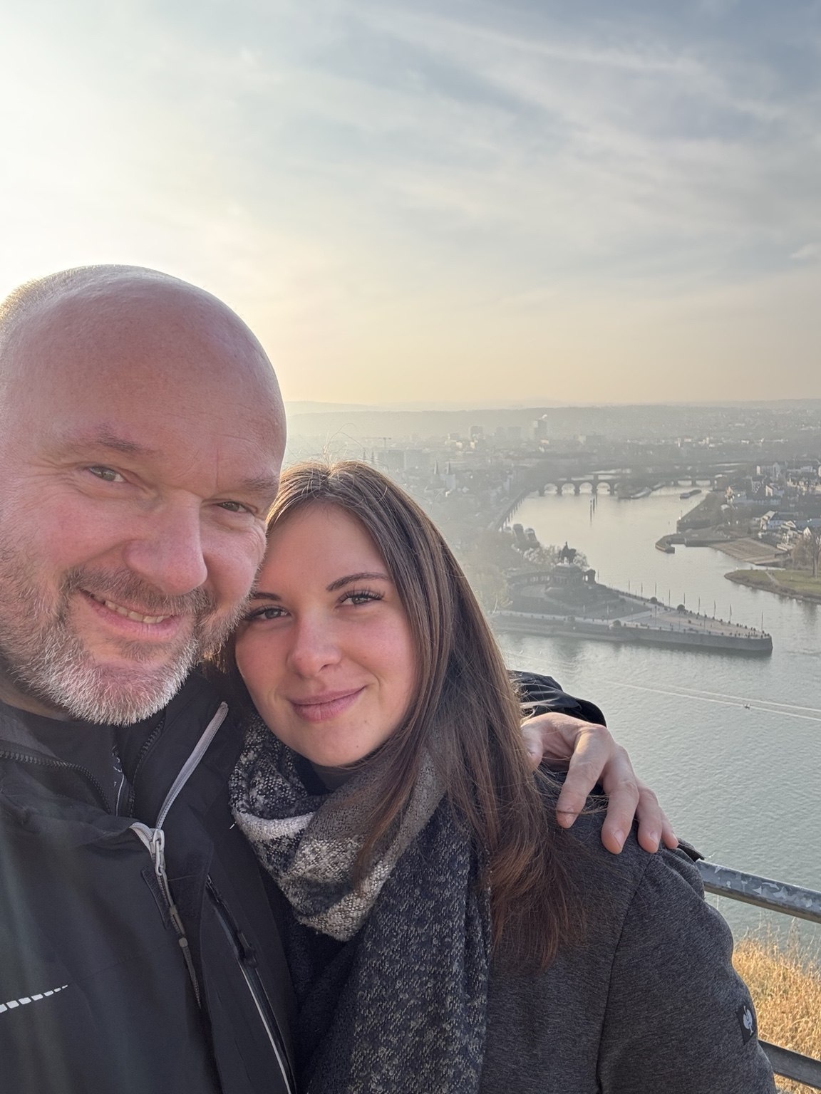 Stefan und seine Partnerin bei einer gemeinsamen Aussicht