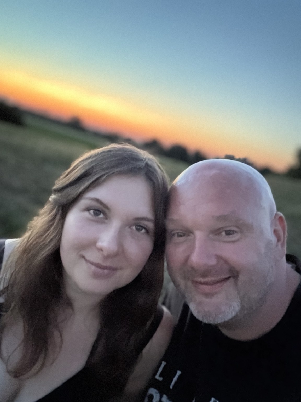 Stefan und seine Partnerin bei Sonnenuntergang