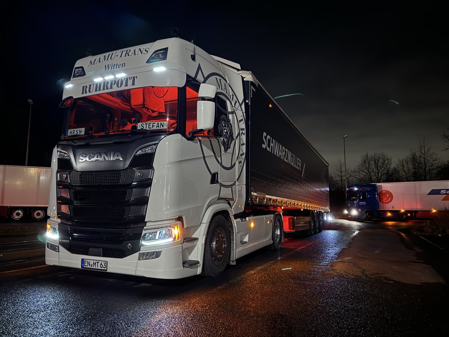 Weißer Scania-Lkw bei Nacht