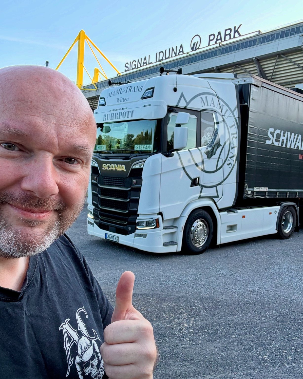 Stefan mit seinem Scania am Signal Iduna Park