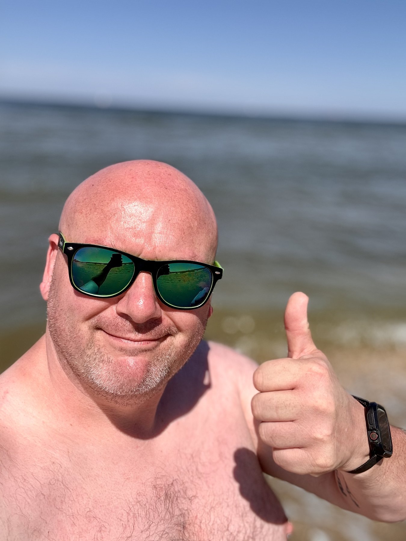 Stefan am Wasser mit Sonnenbrille