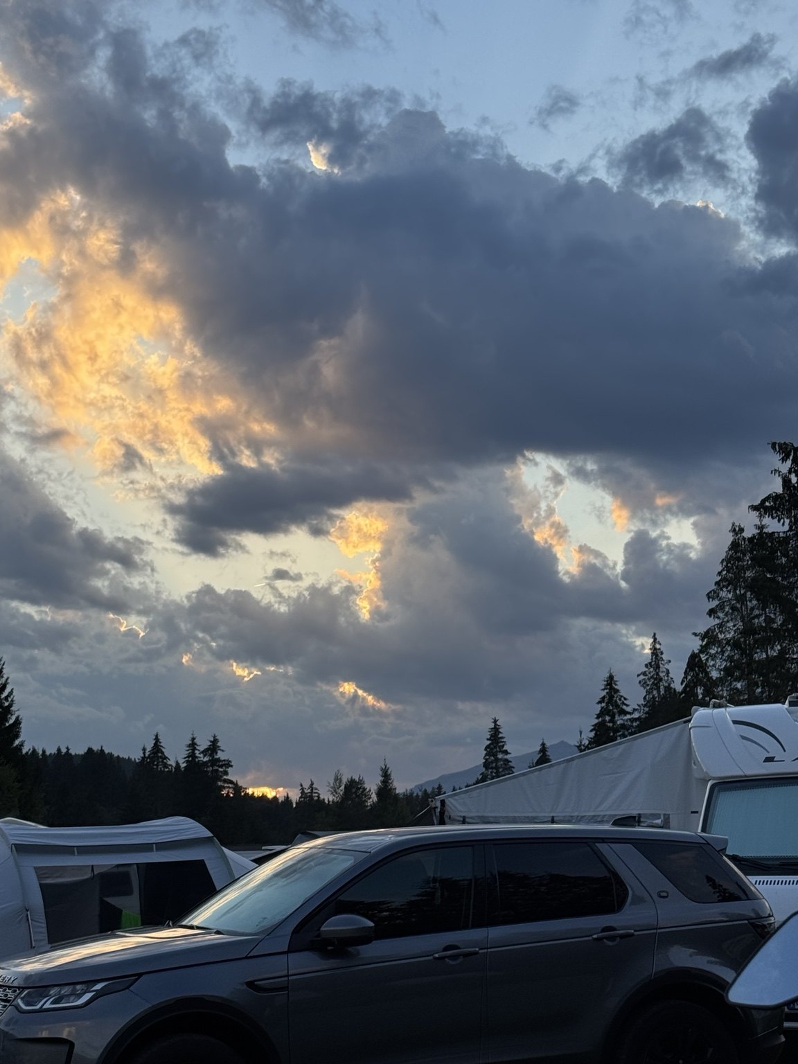 Abendhimmel über einem Platz mit Wohnwagen