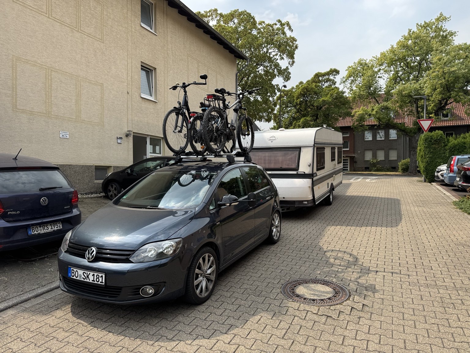 Auto mit Wohnwagen und Fahrrädern