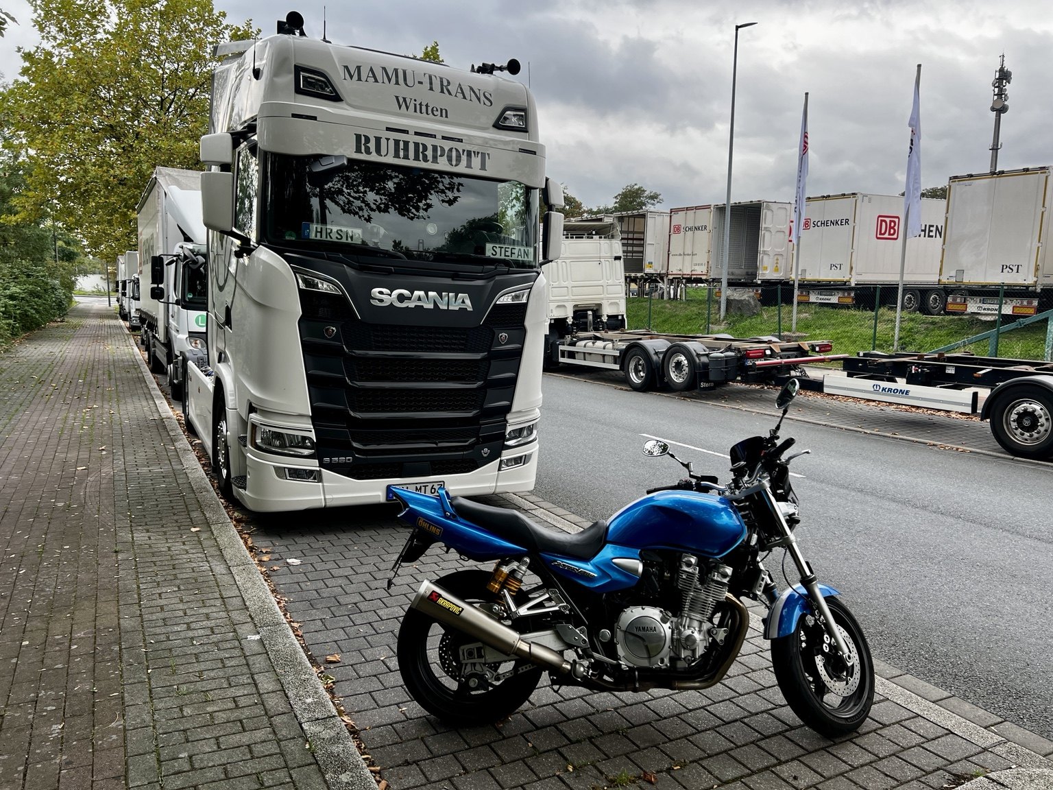 Yamaha XJR 1300 vor einem Scania-Lkw